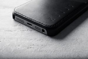iPhone-5s-Leather-Wallet-Case-Black-Lifestyle-001